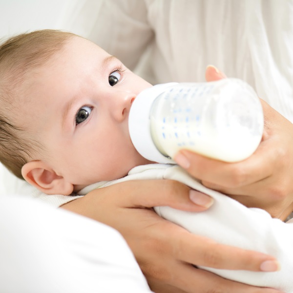 Як правильно зціджувати грудне молоко руками, скільки і як зберігати зціджене грудне молоко